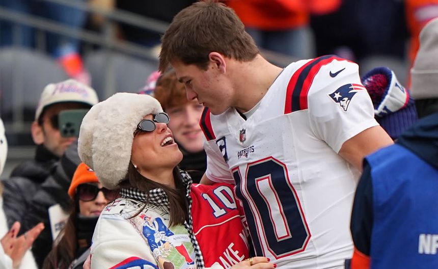 Ann Michael y Drake Maye en celebración en un partido de postemporada de los Patriots | INSTAGRAM: @annmichaelhmaye