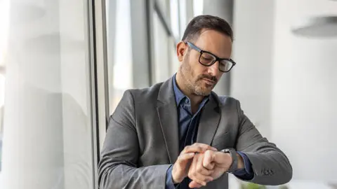 Conocer las reglas sobre horas extra ayuda a prevenir abusos laborales y exigir un pago justo. / iStock