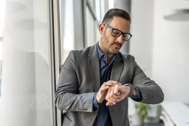 Conocer las reglas sobre horas extra ayuda a prevenir abusos laborales y exigir un pago justo. / iStock