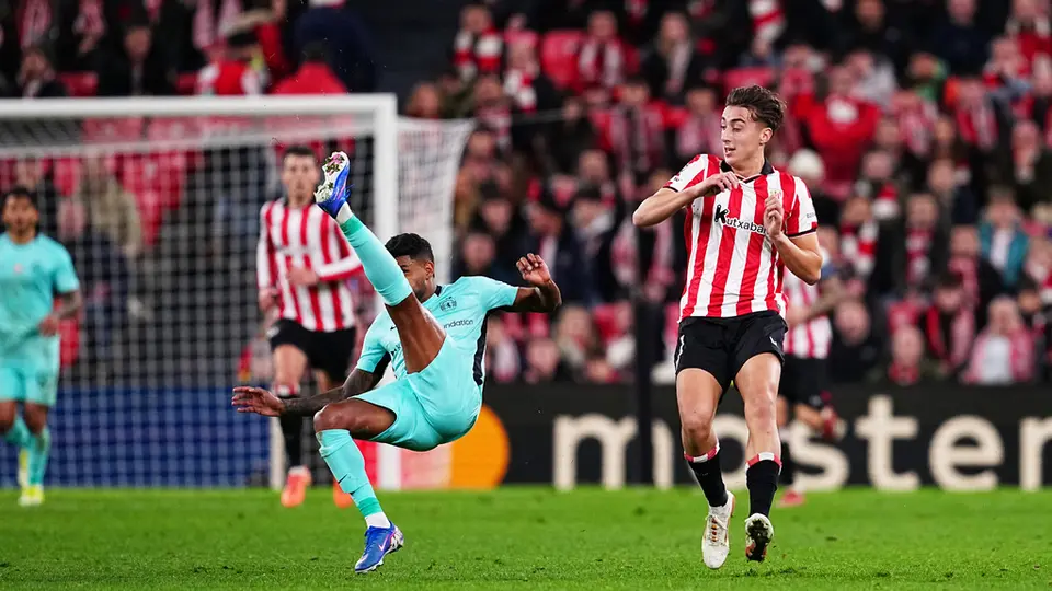 Matheus Reis y Asier Hierro se enfrentan por el esférico en el partido de la Jornada 8 de la Champions League | AP