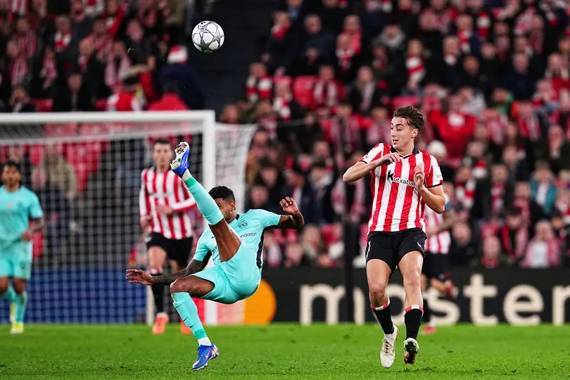 Matheus Reis y Asier Hierro se enfrentan por el esférico en el partido de la Jornada 8 de la Champions League | AP
