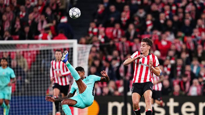 Matheus Reis y Asier Hierro se enfrentan por el esférico en el partido de la Jornada 8 de la Champions League | AP