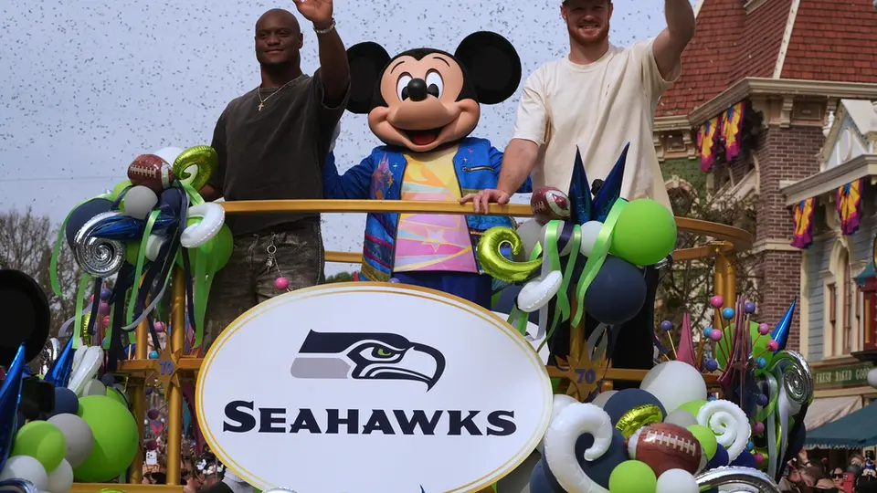 Kenneth Walker III y Sam Darnold celebran el título del Super Bowl en Disneyland