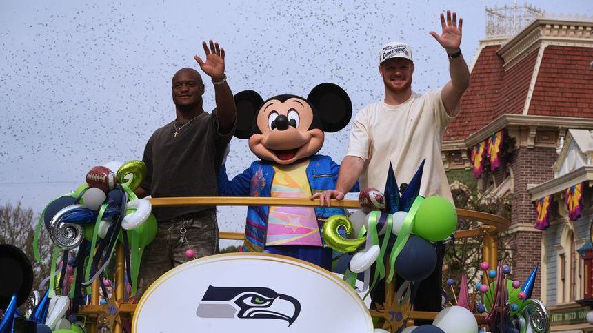 Kenneth Walker y Sam Darnold asistieron a Disney | AP