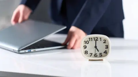 Las primeras nueve horas extra a la semana deben pagarse al doble del salario, según la ley. / iStock