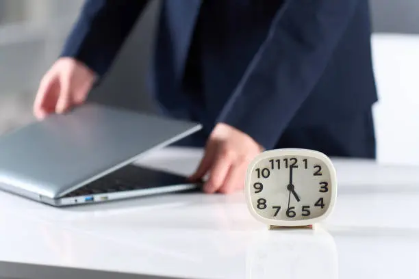 Las primeras nueve horas extra a la semana deben pagarse al doble del salario, según la ley. / iStock