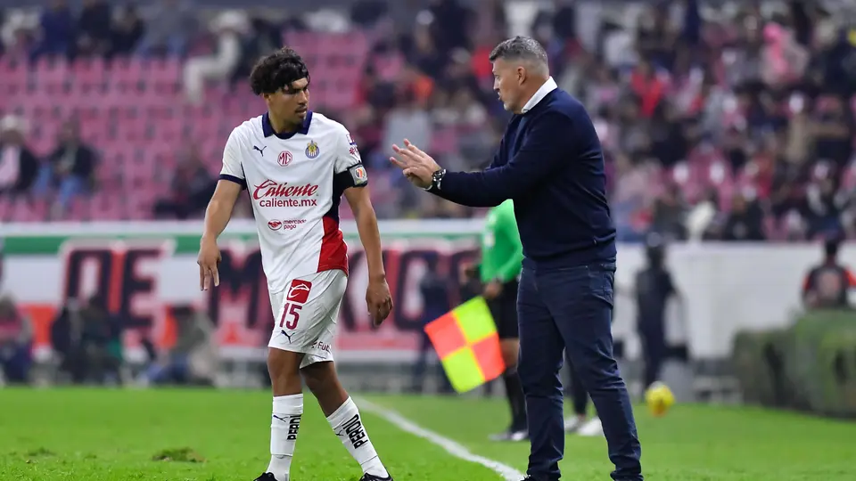 Óscar García con Érick Gutiérrez durante la etapa del técnico en Chivas | MEXSPORT
