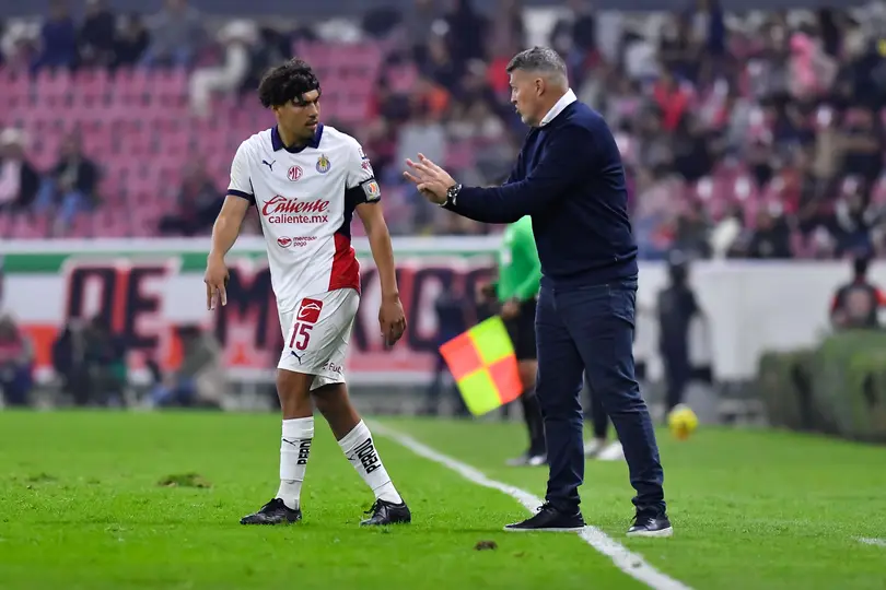 Óscar García con Érick Gutiérrez durante la etapa del técnico en Chivas | MEXSPORT