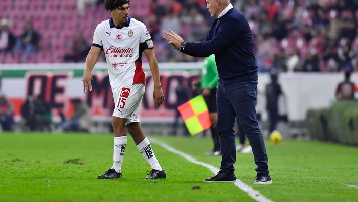 Óscar García con Érick Gutiérrez durante la etapa del técnico en Chivas | MEXSPORT