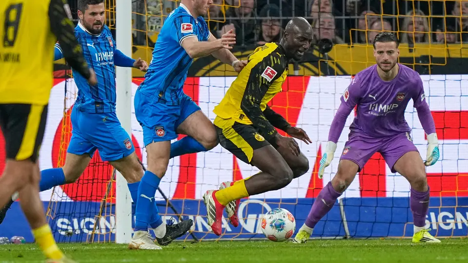 Tim Siersleben comete un penal sobre Serhou Guirassy en el partido entre Borussia Dortmund y FC Heidenheim en la Bundesliga | AP
