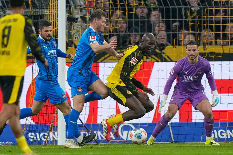 Tim Siersleben comete un penal sobre Serhou Guirassy en el partido entre Borussia Dortmund y FC Heidenheim en la Bundesliga | AP