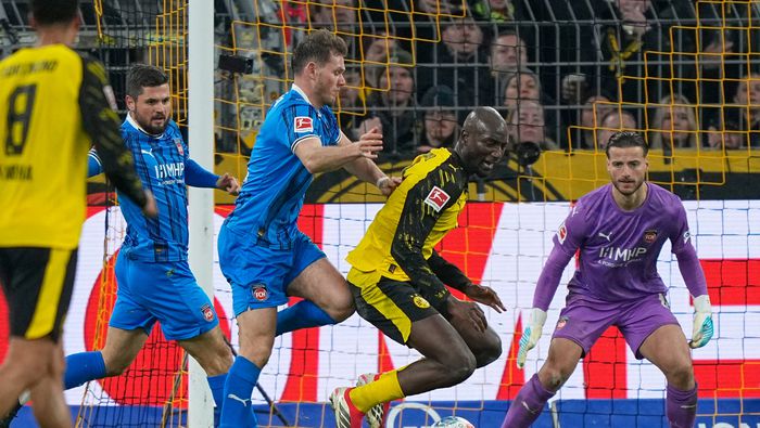 Tim Siersleben comete un penal sobre Serhou Guirassy en el partido entre Borussia Dortmund y FC Heidenheim en la Bundesliga | AP