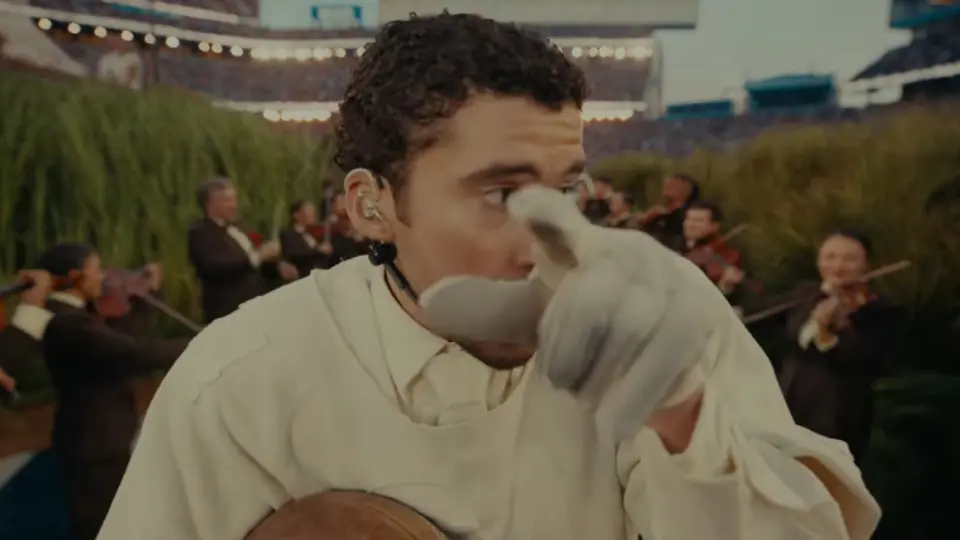 Bad Bunny distraído en el Super Bowl | CAPTURA DE PANTALLA