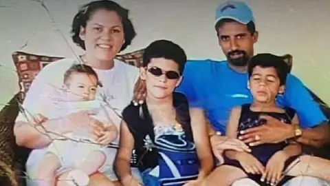 Los hermanos de Bad Bunny han despertado interés entre los fans por sus trayectorias personales fuera de la música./ RS