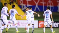 Jugadores de Rayados celebran con 'Tecatito' tras el empate ante Xelajú en el juego de ida de la Primera Ronda de la Copa de Campeones Concacaf | MEXSPORT