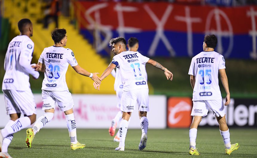 Jugadores de Rayados celebran con 'Tecatito' tras el empate ante Xelajú en el juego de ida de la Primera Ronda de la Copa de Campeones Concacaf | MEXSPORT