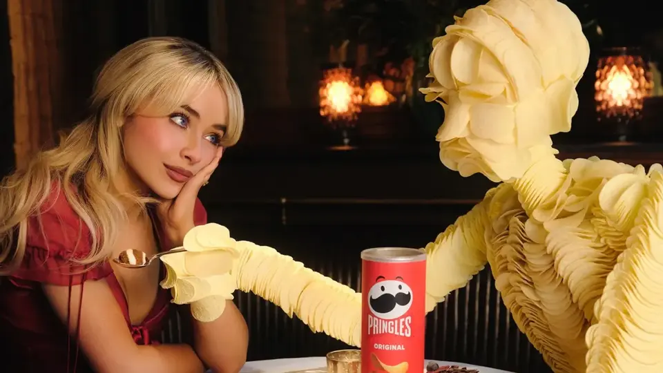 Pringles apostó por el humor con un anuncio protagonizado por la cantante Sabrina Carpenter./YouTube