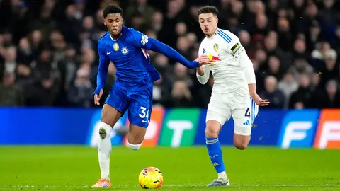 Disputa del balón entre el Chelsea y Leeds l AP