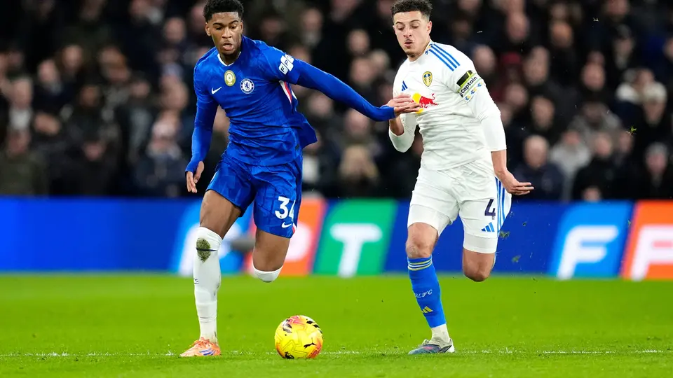 Disputa del balón entre el Chelsea y Leeds l AP