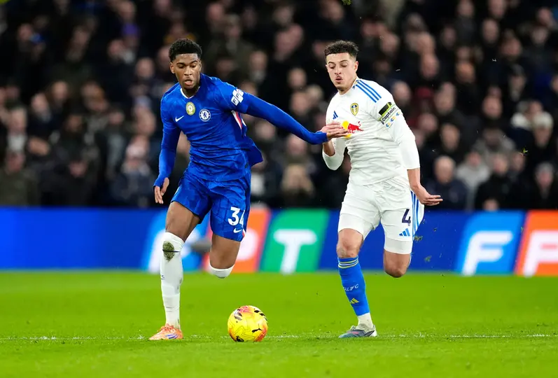 Disputa del balón entre el Chelsea y Leeds l AP