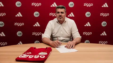 Óscar García firma su contrato con Ajax para asumir el cargo de técnico del equipo Sub-23 | english.ajax.nl