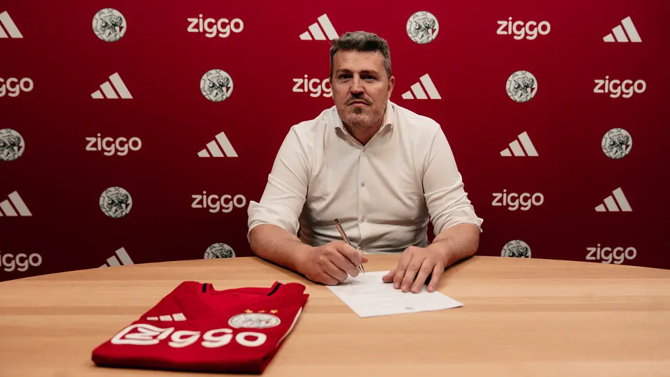 Óscar García firma su contrato con Ajax para asumir el cargo de técnico del equipo Sub-23 | english.ajax.nl