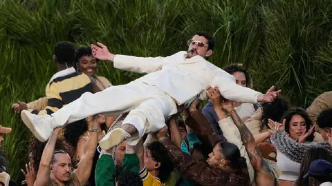 Bad Bunny está bajo la lupa luego de show de medio tiempo en el Super Bowl/AP