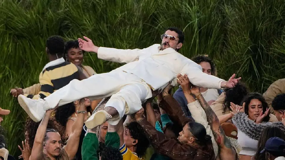 Bad Bunny está bajo la lupa luego de show de medio tiempo en el Super Bowl/AP