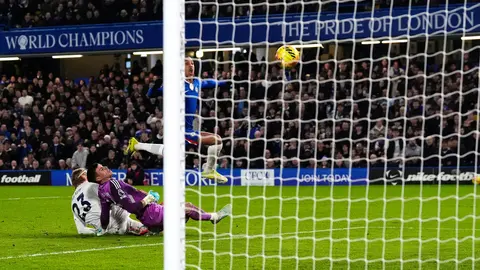 Ataque del Chelsea sobre el marco de Leeds l AP