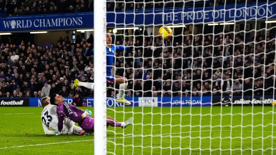 Ataque del Chelsea sobre el marco de Leeds l AP