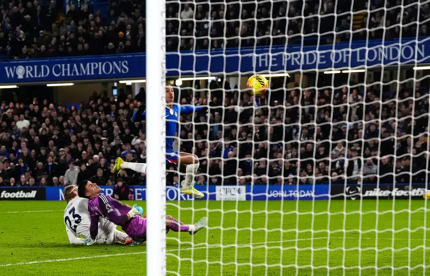 Ataque del Chelsea sobre el marco de Leeds l AP