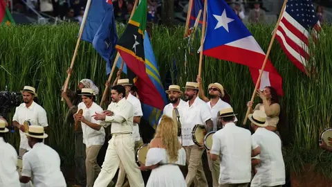 Bad Bunny junto a sus hermanos Bernie y Bysael Martínez Ocasio, una familia que ha permanecido unida pese a la fama internacional del cantante./ AP