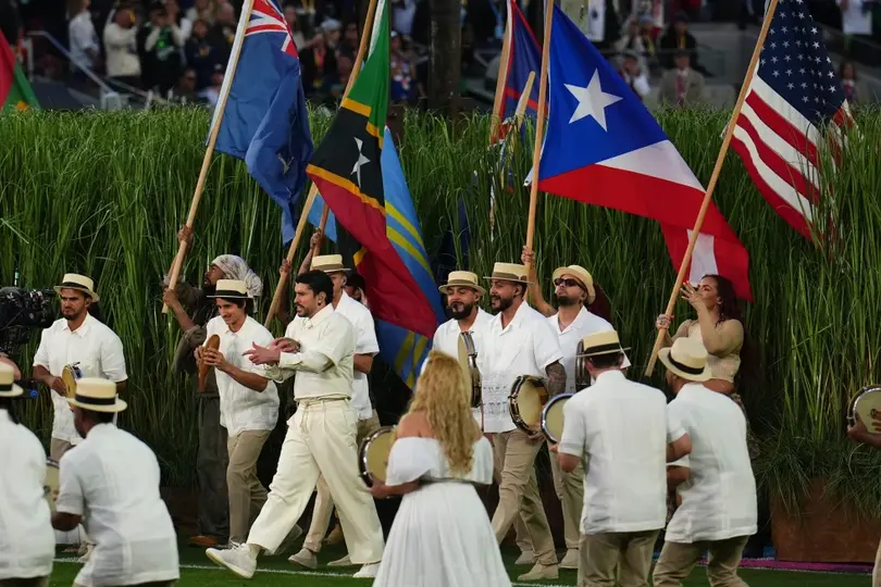 Bad Bunny junto a sus hermanos Bernie y Bysael Martínez Ocasio, una familia que ha permanecido unida pese a la fama internacional del cantante./ AP