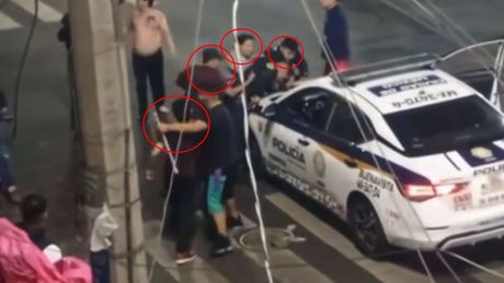 VIDEO: Civiles golpean a policía y destrozan patrulla en CDMX