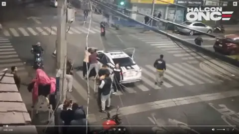 Una revisión de rutina terminó con un policía golpeado entre varios sujetos / Captura de Pantalla