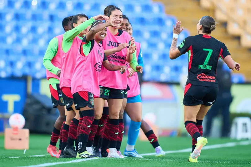 Norma Palafox celebra con sus compañeras tras provocar el autogol de Tigres | MEXSPORT