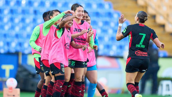 Norma Palafox celebra con sus compañeras tras provocar el autogol de Tigres | MEXSPORT