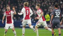 Jugadores de Ajax en festejo durante el partido contra Olympiacos en Champions League | AP