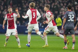 Jugadores de Ajax en festejo durante el partido contra Olympiacos en Champions League | AP