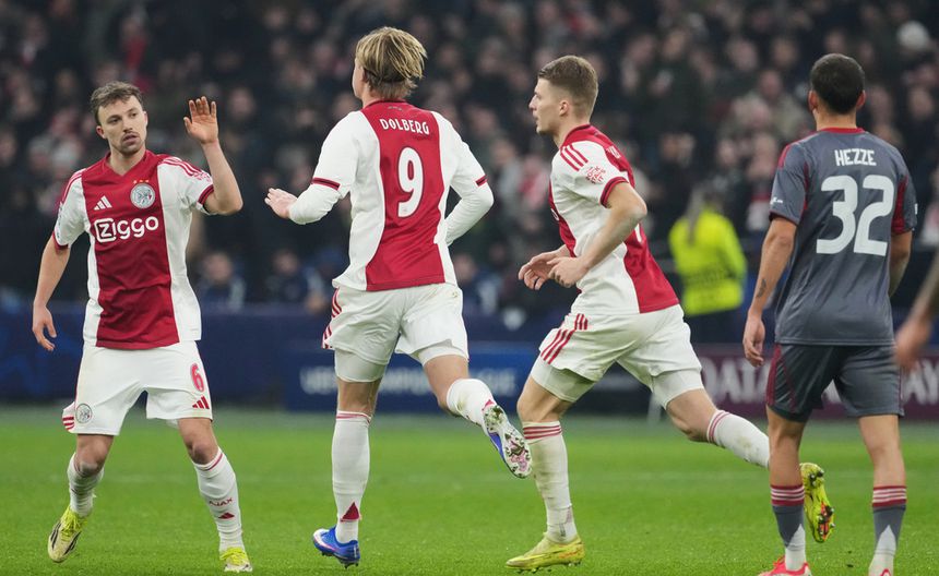 Jugadores de Ajax en festejo durante el partido contra Olympiacos en Champions League | AP