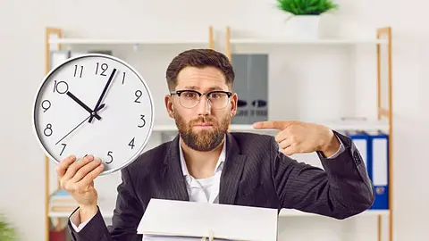 Conocer las reglas sobre horas extra ayuda a prevenir abusos laborales y exigir un pago justo. / iStock