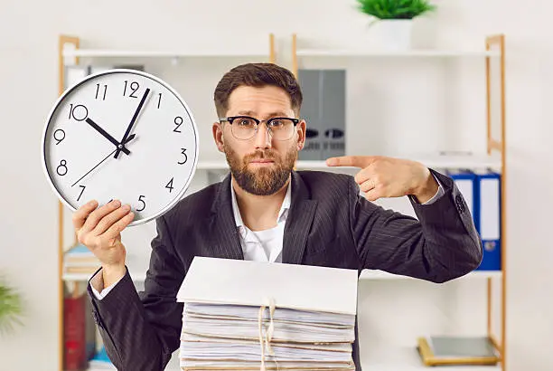 Conocer las reglas sobre horas extra ayuda a prevenir abusos laborales y exigir un pago justo. / iStock
