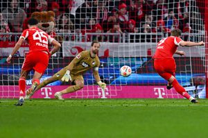 Harry Kane anota un penal contra Oliver Baumann en el partido de Bayern Munich contra Hoffenheim en la Bundesliga | AP