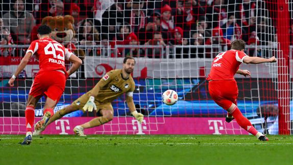 Harry Kane anota un penal contra Oliver Baumann en el partido de Bayern Munich contra Hoffenheim en la Bundesliga | AP