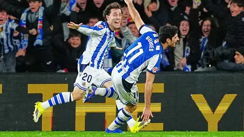 Jugadores de Real Sociedad en celebración luego de la victoria contra Barcelona en LaLiga | AP