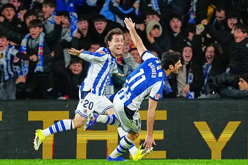 Jugadores de Real Sociedad en celebración luego de la victoria contra Barcelona en LaLiga | AP