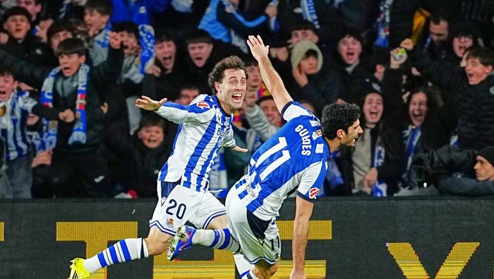 Jugadores de Real Sociedad en celebración luego de la victoria contra Barcelona en LaLiga | AP