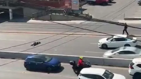 La mujer fue lanzada varios metros y quedó severamente lesionada, por lo que fue trasladada a un hospital/X: @NoAldinuevoleon