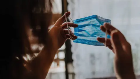 El sarampión se transmite a través de gotículas respiratorias expulsadas al hablar, toser o estornudar. / iStock
