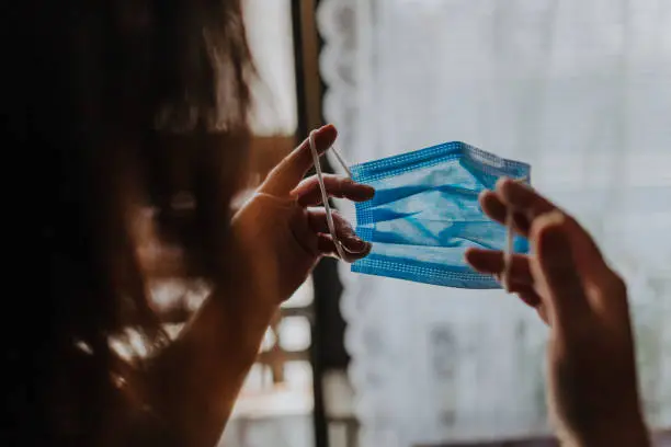 El sarampión se transmite a través de gotículas respiratorias expulsadas al hablar, toser o estornudar. / iStock